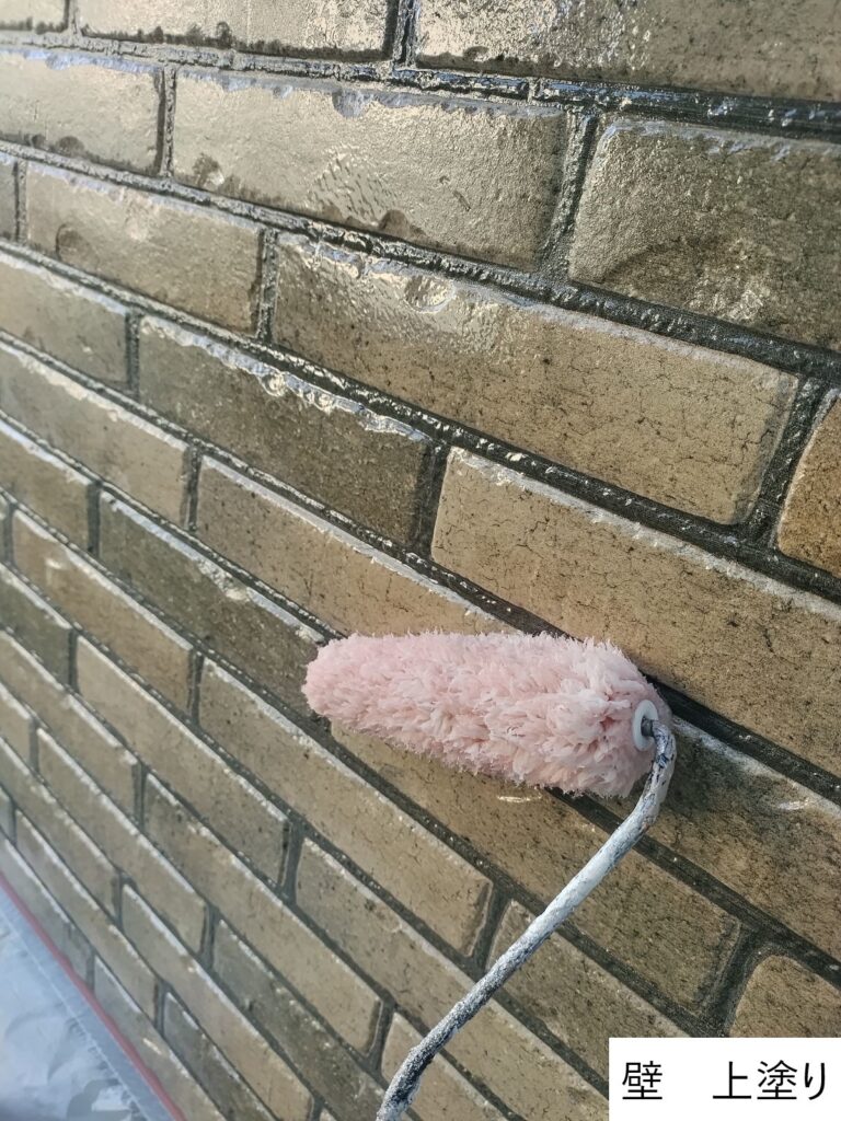 レンガ調外壁部分、クリアー塗装の2回目です。